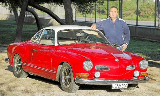 J. Miguel Gíménez | Palma | 03/12/2014<br /> Jesús Carrillo junto a su coche Karmann Ghia de 1973 de 1600 cc.<br />  20-11-2014 | Morey
